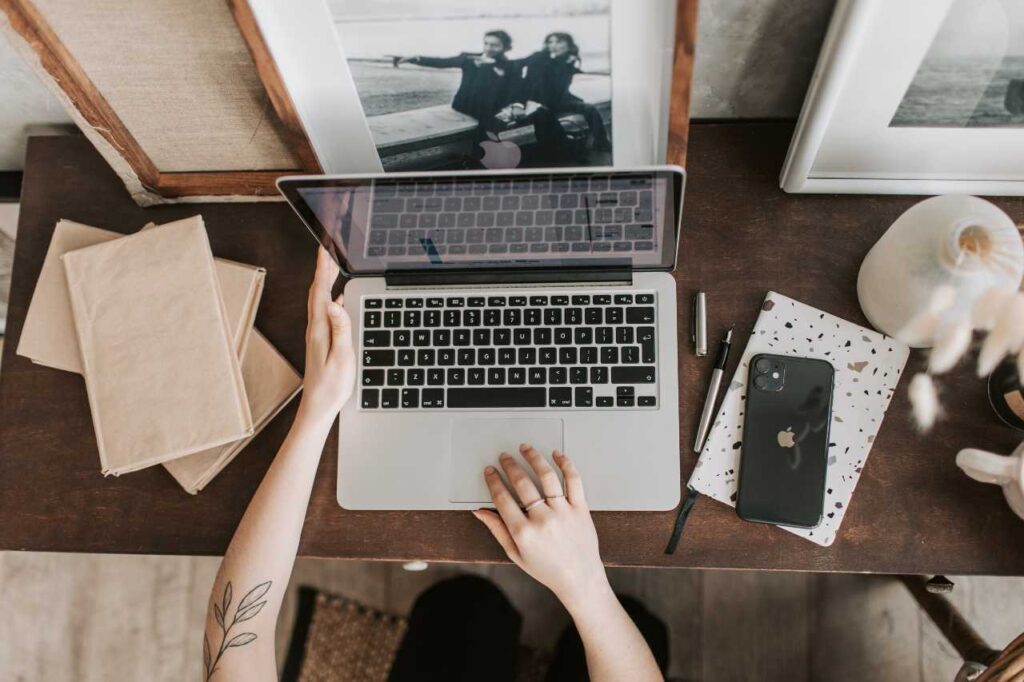 SEO analyst looking at macbook screen